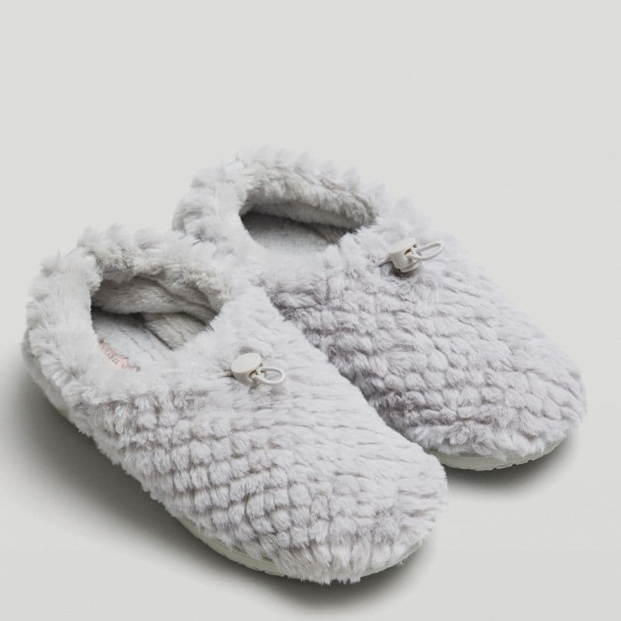 Closed winter slippers for home, ysabel mora.
