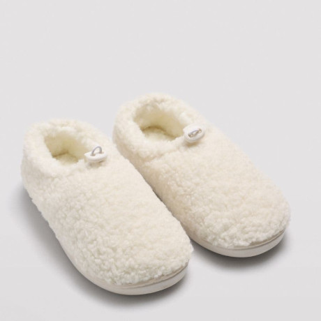 Closed winter slippers for home, ysabel mora. 2