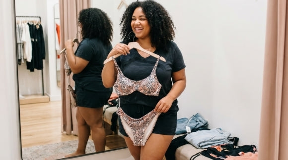 mujer probándose un bikini con aro de la talla correcta