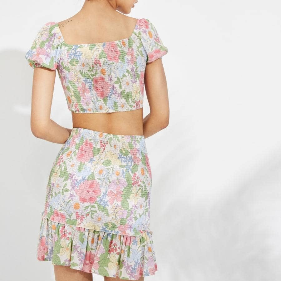 conjunto crop top y falda estampado flores de ysabel mora.