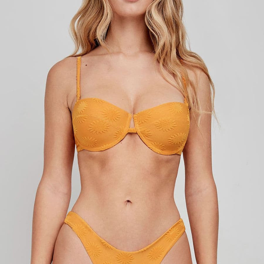 Conjunto bikini sin tirantes, estampado soles, relleno fino, gisela.