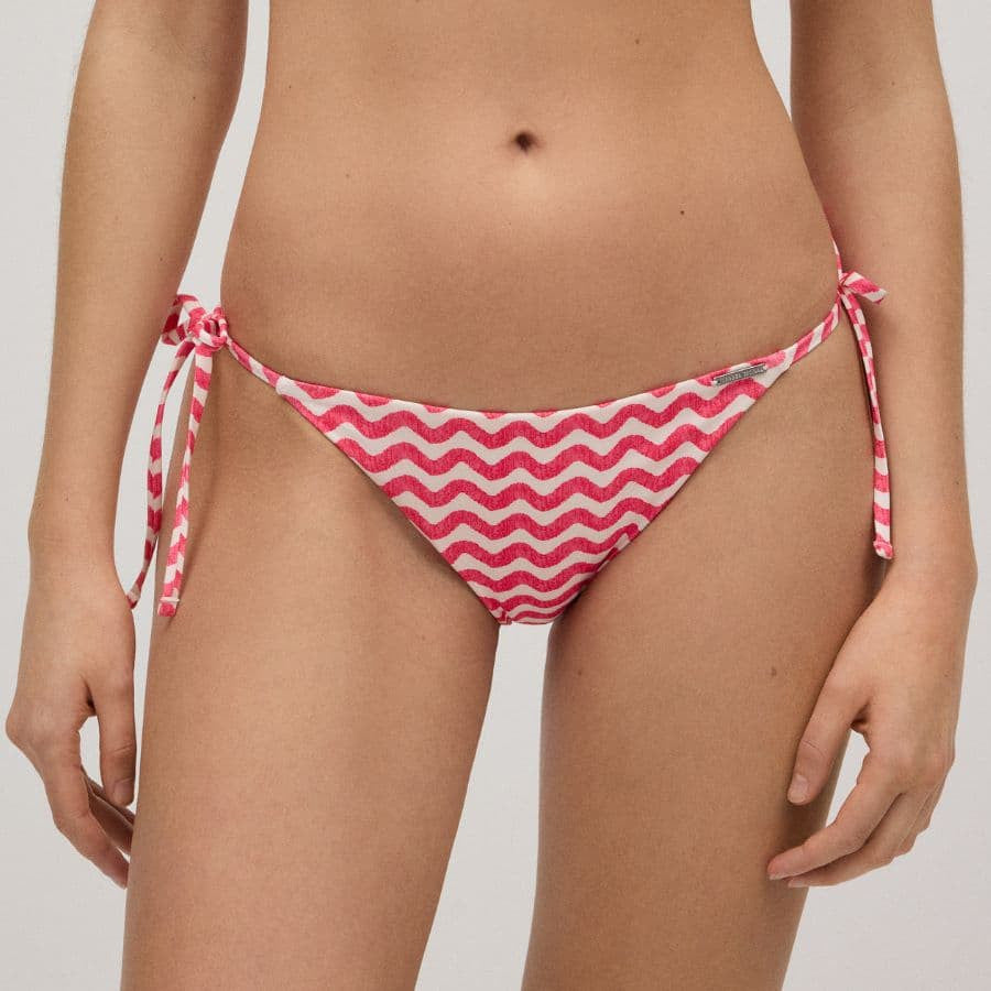 Conjunto bikini triángulo, copa b, sin aros y relleno fino extraíble, mahé, ysabel mora.