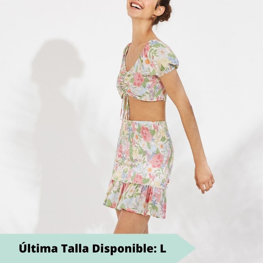 conjunto crop top y falda estampado flores de ysabel mora.