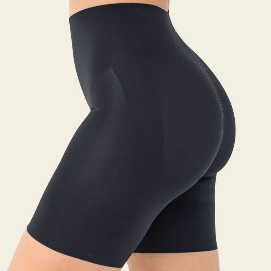 Culotte invisible de control en abdomen y muslos de leonisa.