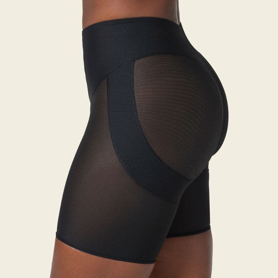 Faja pantalón control fuerte en el abdomen de leonisa.
