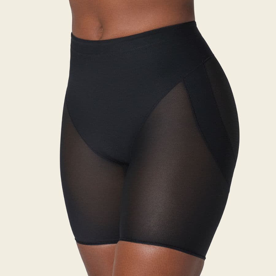 Faja pantalón control fuerte en el abdomen de leonisa.