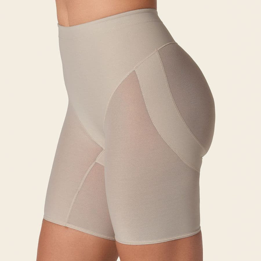 Faja pantalón control fuerte en el abdomen de leonisa.