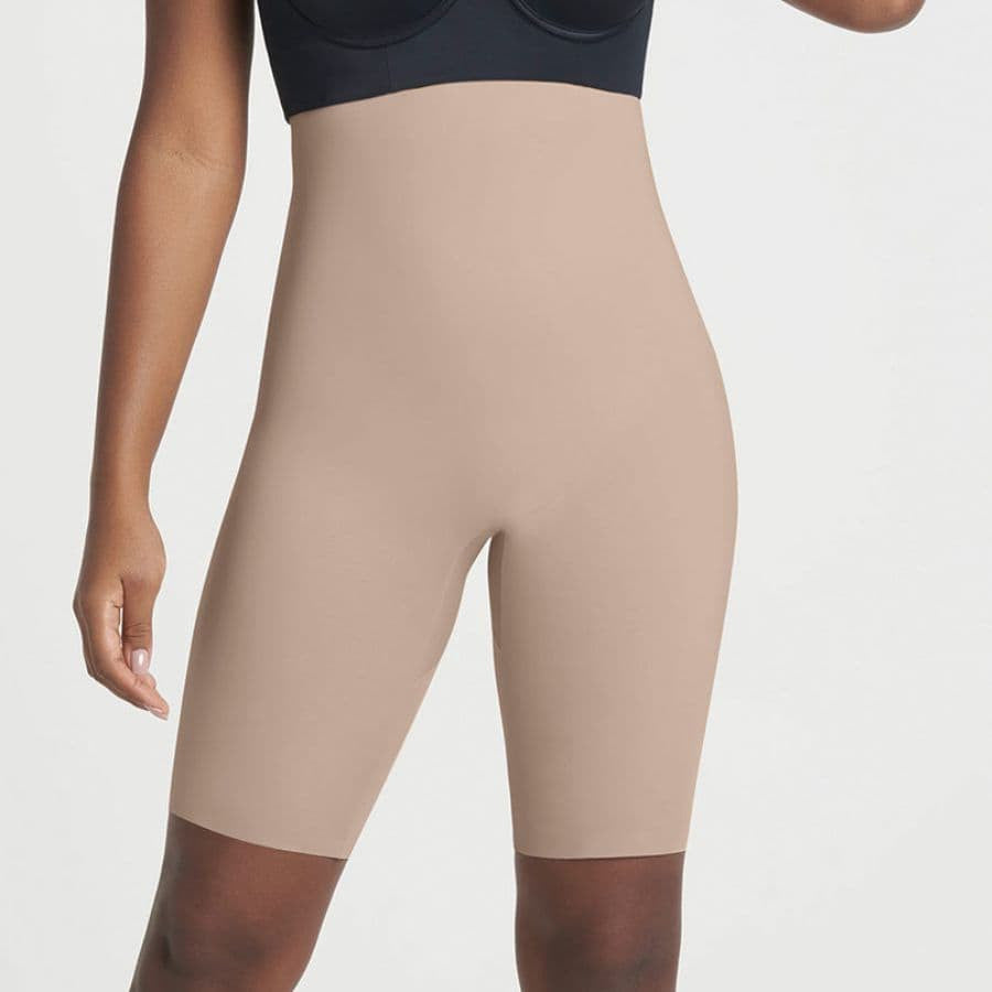 Faja pantalón con control en abdomen y cintura de leonisa.