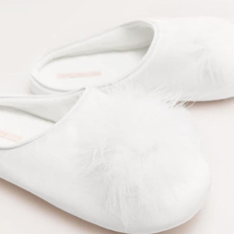 Zapatillas especial para novia con plumas de ysabel mora.