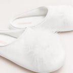 Zapatillas especial para novia con plumas de ysabel mora.