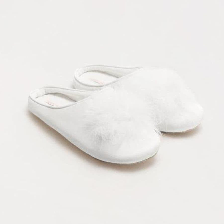 Zapatillas especial para novia con plumas de ysabel mora.