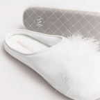 Zapatillas especial para novia con plumas de ysabel mora.