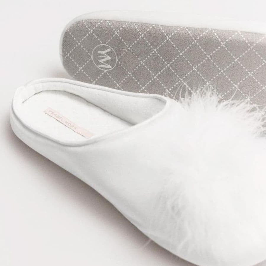 Zapatillas especial para novia con plumas de ysabel mora.