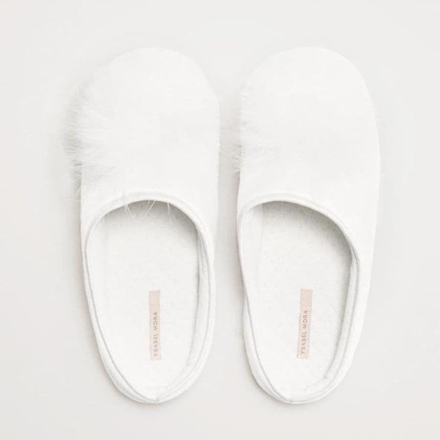 Zapatillas especial para novia con plumas de ysabel mora.