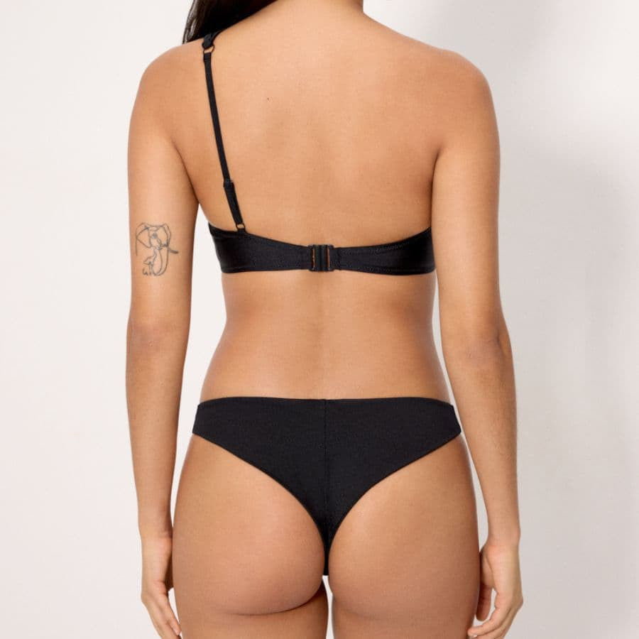 Conjunto bikini asimétrico copa b, coconut de ysabel mora.