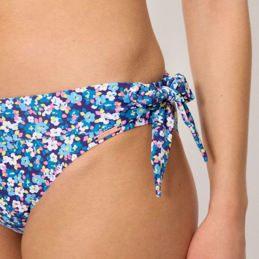 Conjunto bikini bandeau copa b, flowers de ysabel mora.