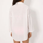 Camisa de playa manga larga bordada de ysabel mora.