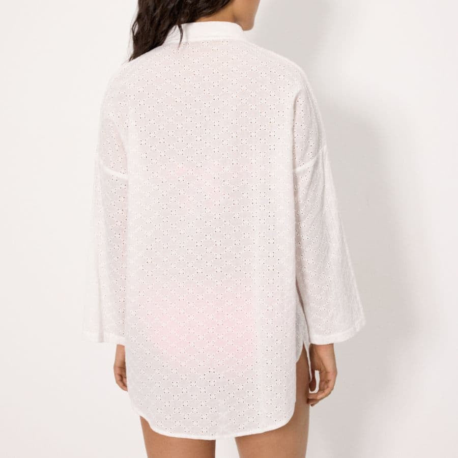 Camisa de playa manga larga bordada de ysabel mora.