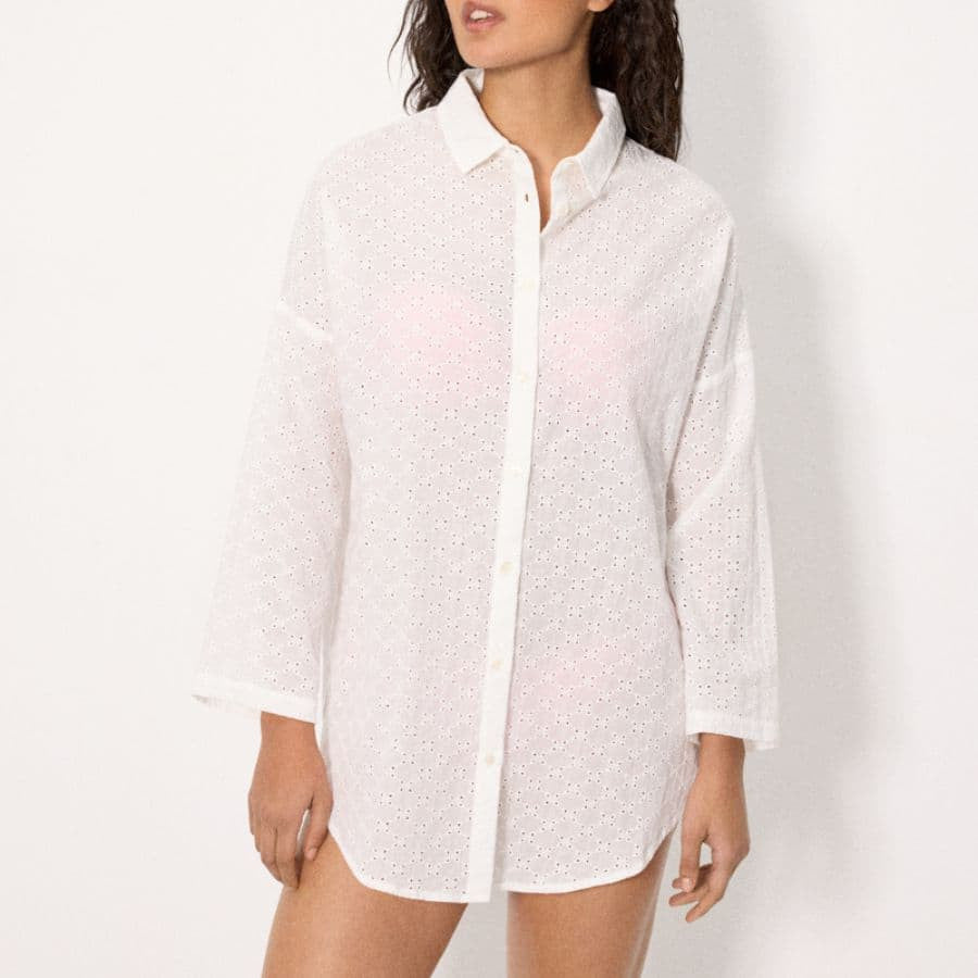 Camisa de playa manga larga bordada de ysabel mora.