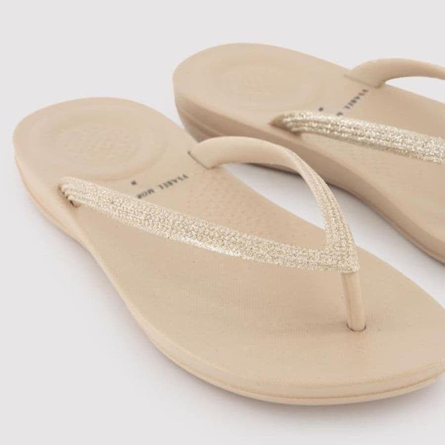 Chanclas de playa beige con brillo de ysabel mora.