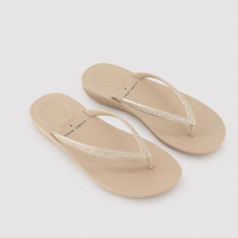 Chanclas de playa beige con brillo de ysabel mora.