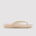 Chanclas de playa beige con brillo de ysabel mora.
