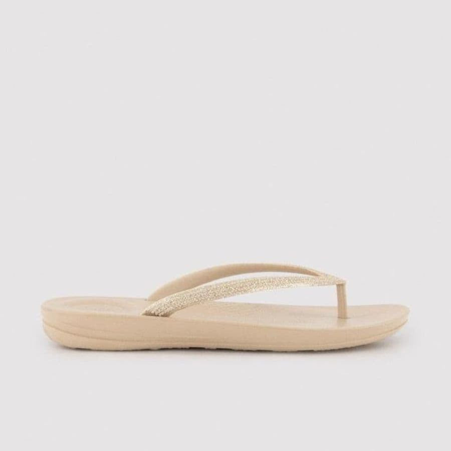 Chanclas de playa beige con brillo de ysabel mora.