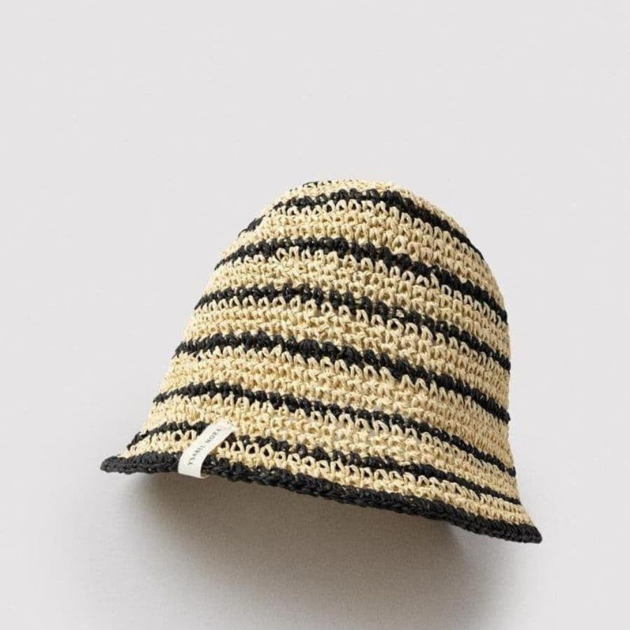 Gorro bucket de playa bicolor, wind de ysabel mora.