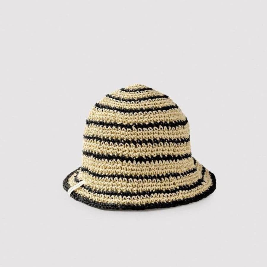 Two-tone beach bucket hat, wind by Ysabel Mora.