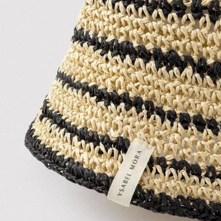 Gorro bucket de playa bicolor, wind de ysabel mora.