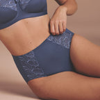 Braguita de talle alto con bordado floral, lucia de anita.