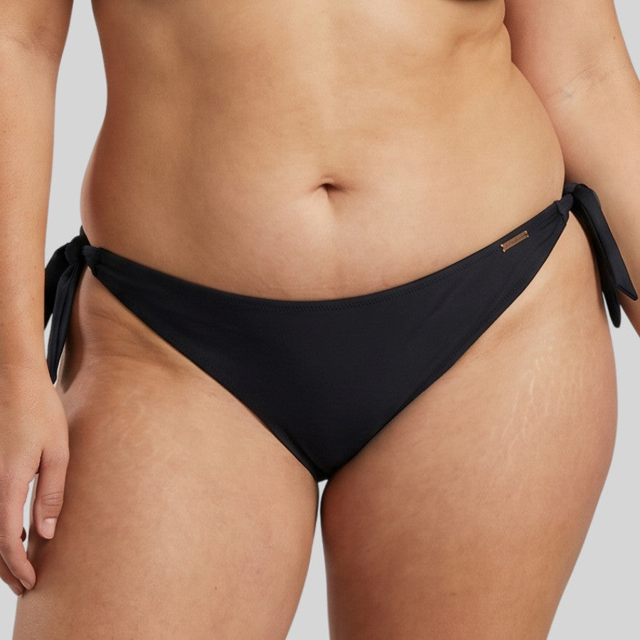 conjunto bikini triángulo lunares, sin aros de ysabel mora.
