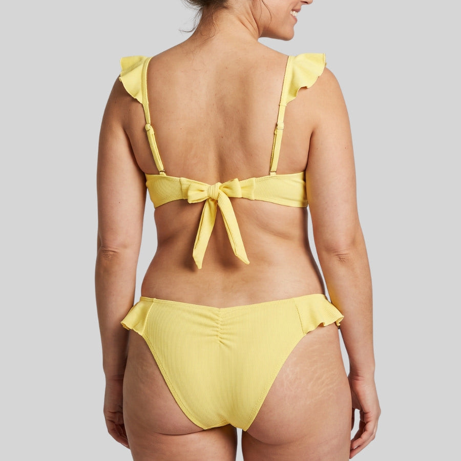 conjunto bikini volantes sin aro, copa b de ysabel mora.