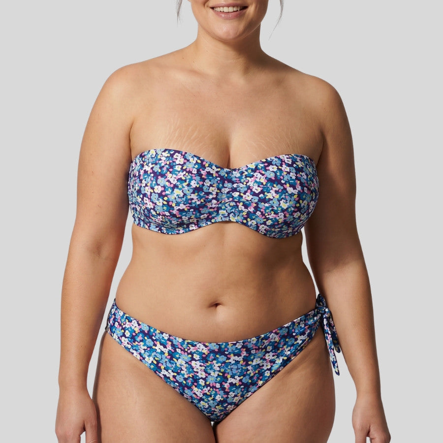 Conjunto bikini bandeau copa b, flowers de ysabel mora.
