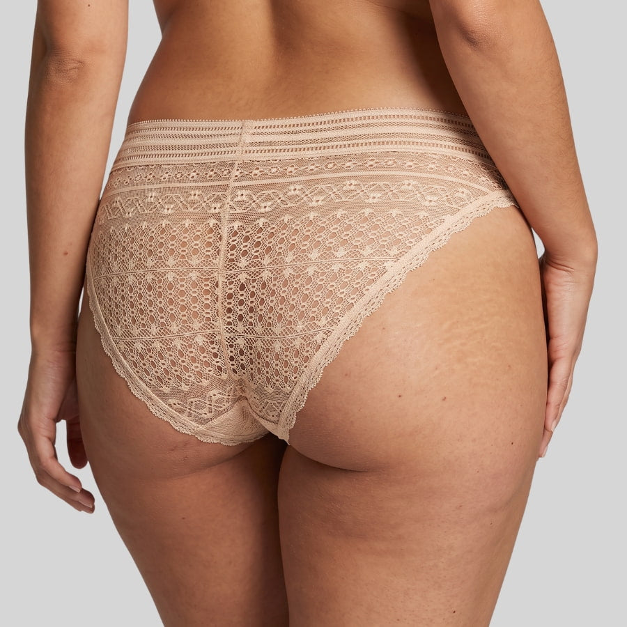 braguita corte mini en encaje floral de ysabel mora.