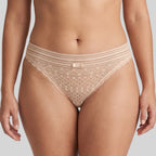 braguita corte mini en encaje floral de ysabel mora.