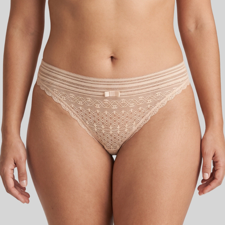 braguita corte mini en encaje floral de ysabel mora.