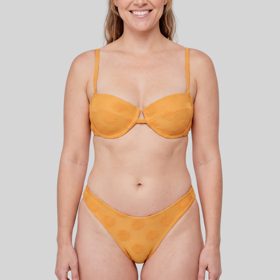 Conjunto bikini sin tirantes, estampado soles, relleno fino, gisela.