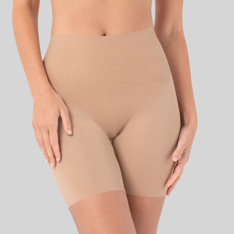 Culotte invisible de control en abdomen y muslos de leonisa.