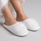 Zapatillas especial para novia con plumas de ysabel mora.